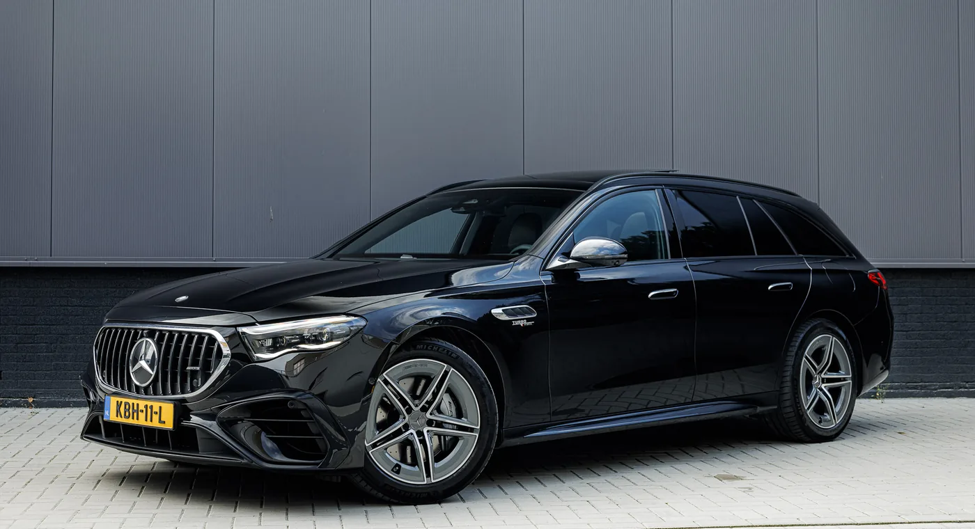 Mercedes-AMG E 53 Hybrid 4MATIC+ Estate 2025 in Obsidiaanzwart metallic, linksvoor