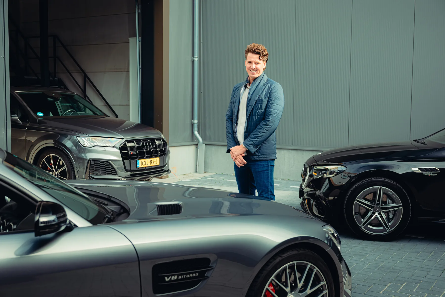 Bob Ponsen met de Audi SQ7, de Mercedes-AMG GT C Roadster en de Mercedes-AMG E 53 Estate uit de collectie